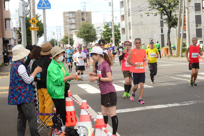 北海道マラソンではランナーと住民が交流する姿も。「ランニングを通じて北海道を盛り上げたい」と作田さんは期待している