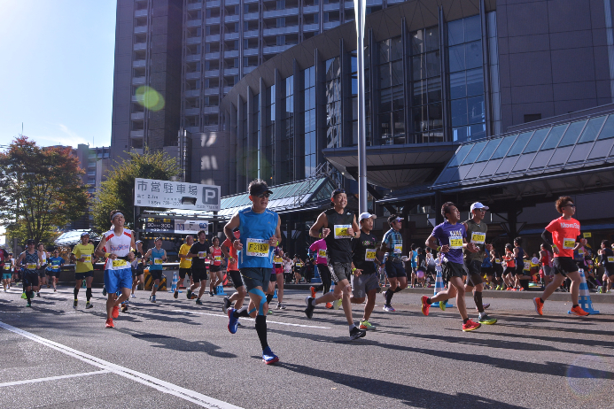 1万2000人以上のランナーが参加した「金沢マラソン2022」。駅前通りを大勢のランナーが駆け抜けた