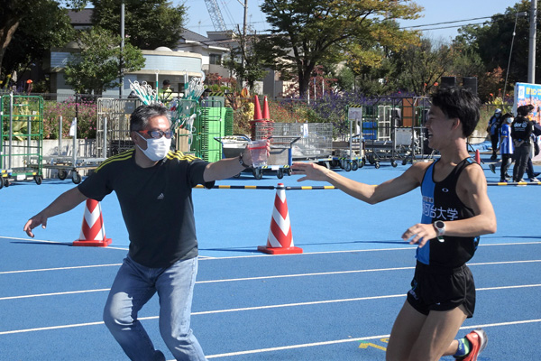 箱根駅伝選手への給水を体験！？　川崎フロンターレが陸上競技イベントを開催