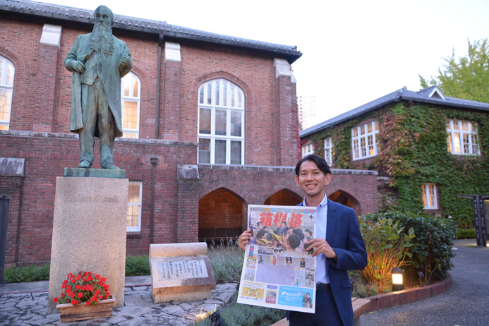 母校の立教大学が箱根駅伝に復活するキッカケを作った陸上競技部コーチの林英明さん。左は学校の創設者である「ウィリアムズ主教」の銅像