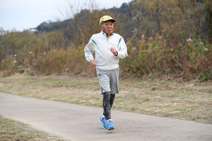 100歳でフルマラソン完走を目指す97歳の上野山馨さん（写真／弓庭保夫）