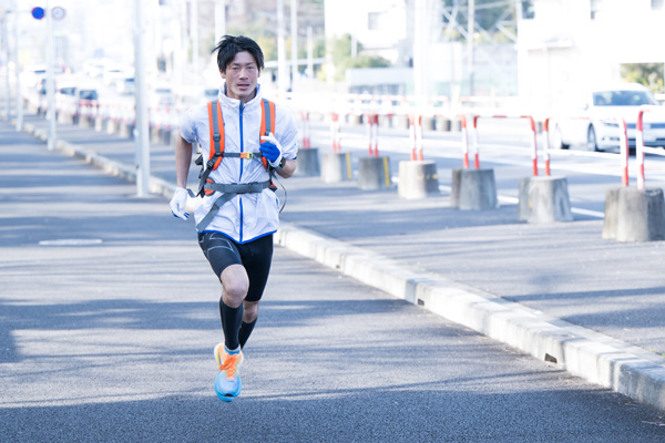 スーツや革靴を背負ったまま5kmを15分20秒で走破 「日本最速（ !? ）通勤ランナー」登場！