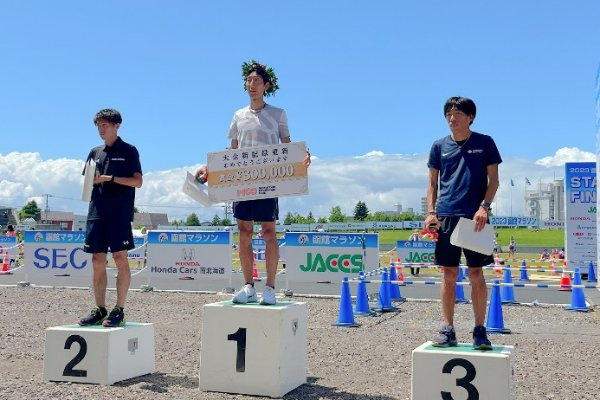 フルマラソン男子優勝の岡本直己選手（中国電力）が大会新記録で賞金を獲得