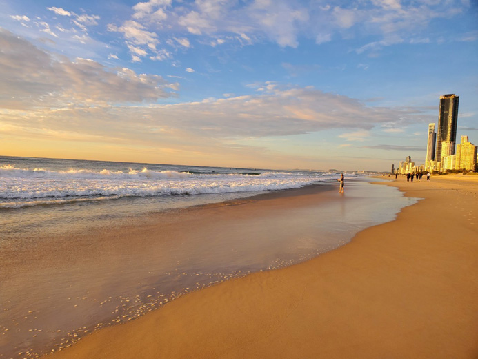 ゴールドコーストは、オーストラリア連邦クイーンズランド州南東部にある、美しいビーチで有名な都市。ビーチ沿いに高層ビルやショッピング街が立ち並ぶ