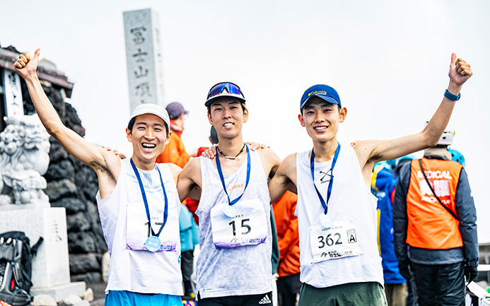 富士登山競走で初優勝した近江龍之介選手（中央）。右は2位の山口大河選手、左は3位の藤飛翔選手（写真／小野口健太）