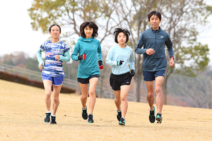 田中千洋さん（左端）はランナーズ2019年3月号に「ランニングは家族の絆」として希実さん（その右）とともに登場。右に次女の希空さんと夫の健智さん