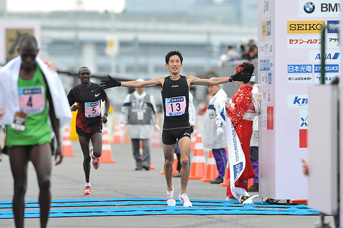 2012年の東京マラソンでタイツをはいて日本人トップ（2位）になった藤原新さん