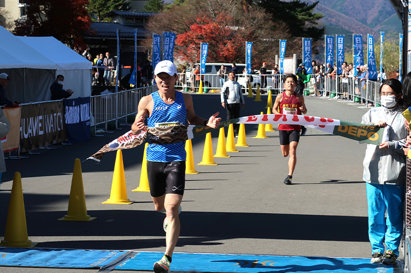 男子は終盤に逆転した澁川裕二さん（手前）が初優勝。2位の日野原智也さんとは2秒差だった