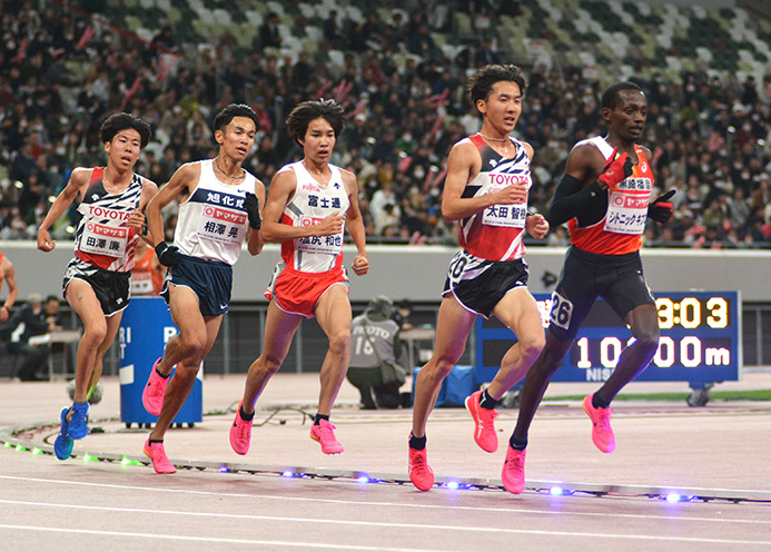 日本選手権10000ｍの男子は上位3人が日本記録を更新。中央が優勝した塩尻和也選手、その右が2位の太田智樹選手、左から2人目が3位の相澤晃選手