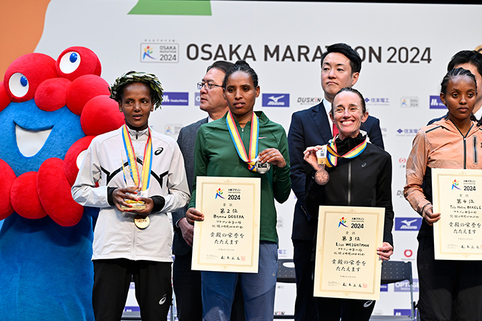 大阪マラソン表彰式の様子。左から3人目がリサ・ ウェイトマン選手（写真／大会事務局提供）
