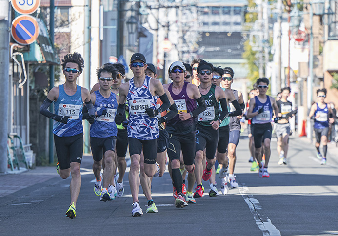 佐藤悠基選手の後ろには多くの市民ランナーが追走