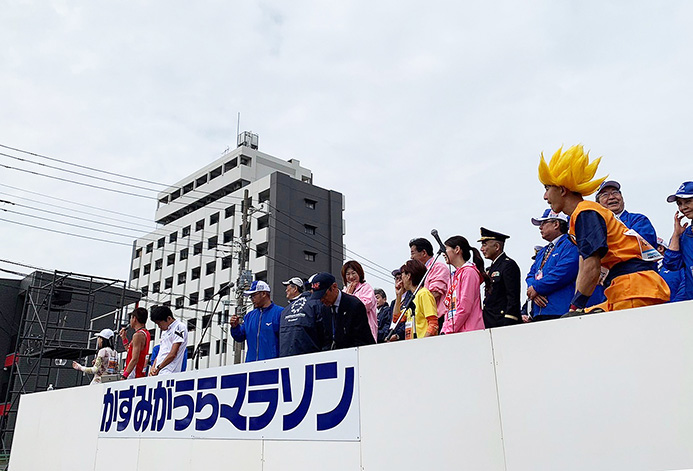 有森裕子さん、川内優輝さんをはじめ豪華ゲストが勢ぞろい！　10km付近では有森さんにハイタッチしていただけた