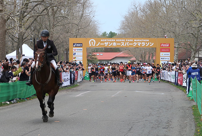 スタート直後は馬が先導