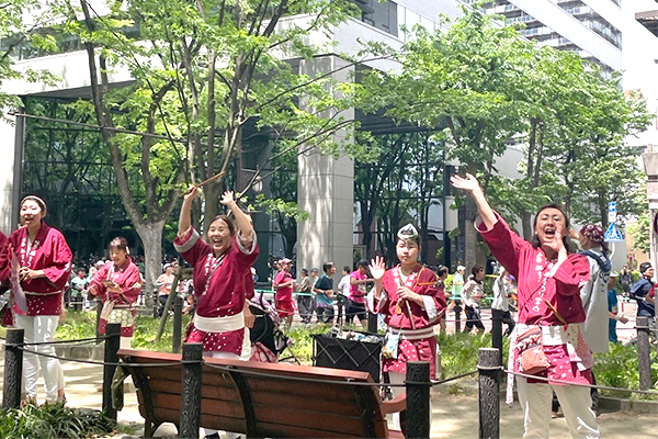 定禅寺通の中央緑道で応援するすずめ踊りチームのみなさん