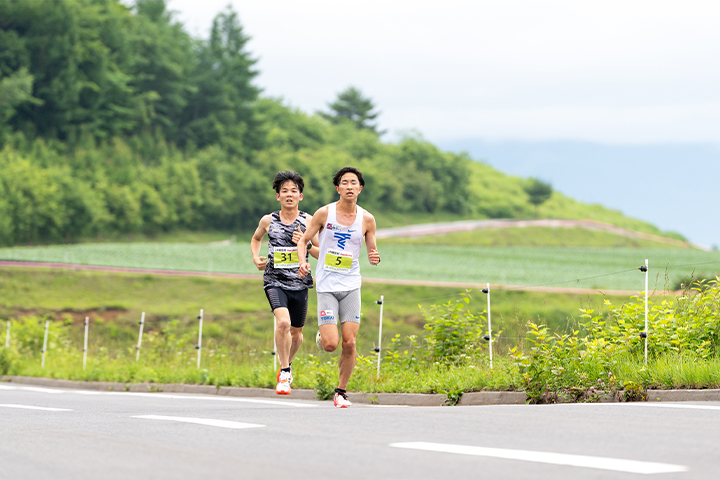 ハーフマラソン男子29歳以下の部で優勝した吉岡龍一さん（左）