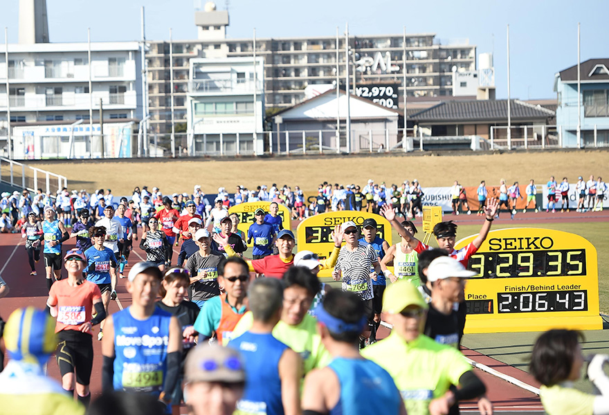 「3時間30分00秒以内」の参加資格がある別府大分マラソン。40km地点で3時間20分など関門制限がある