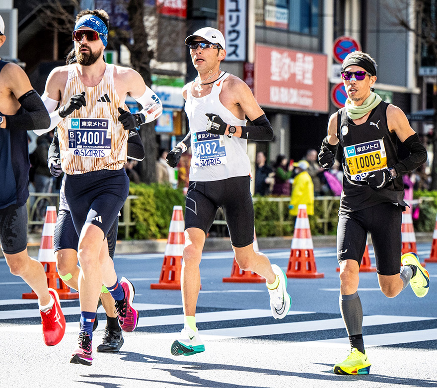 写真中央が今年3月の東京マラソンで2時間26分46秒の自己ベストをマークした小林さん（写真／軍記ひろし）