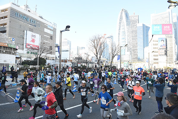 折り返しは新宿アルタ前！　新コースの新宿シティハーフマラソン開催