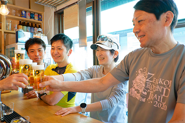 【ランナーの集う店】早朝からランナーでにぎわうビアバー