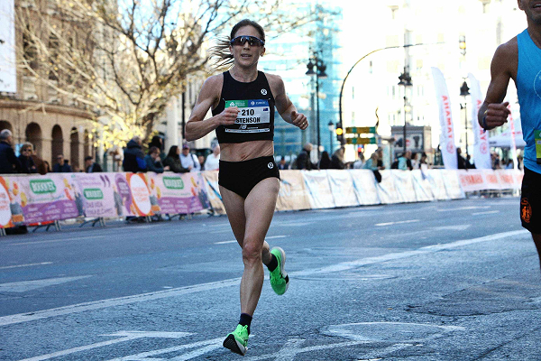 2時間21分の豪州女子新記録を出した38歳ママさんランナー　「夫の出勤前に18kmファルトレク」