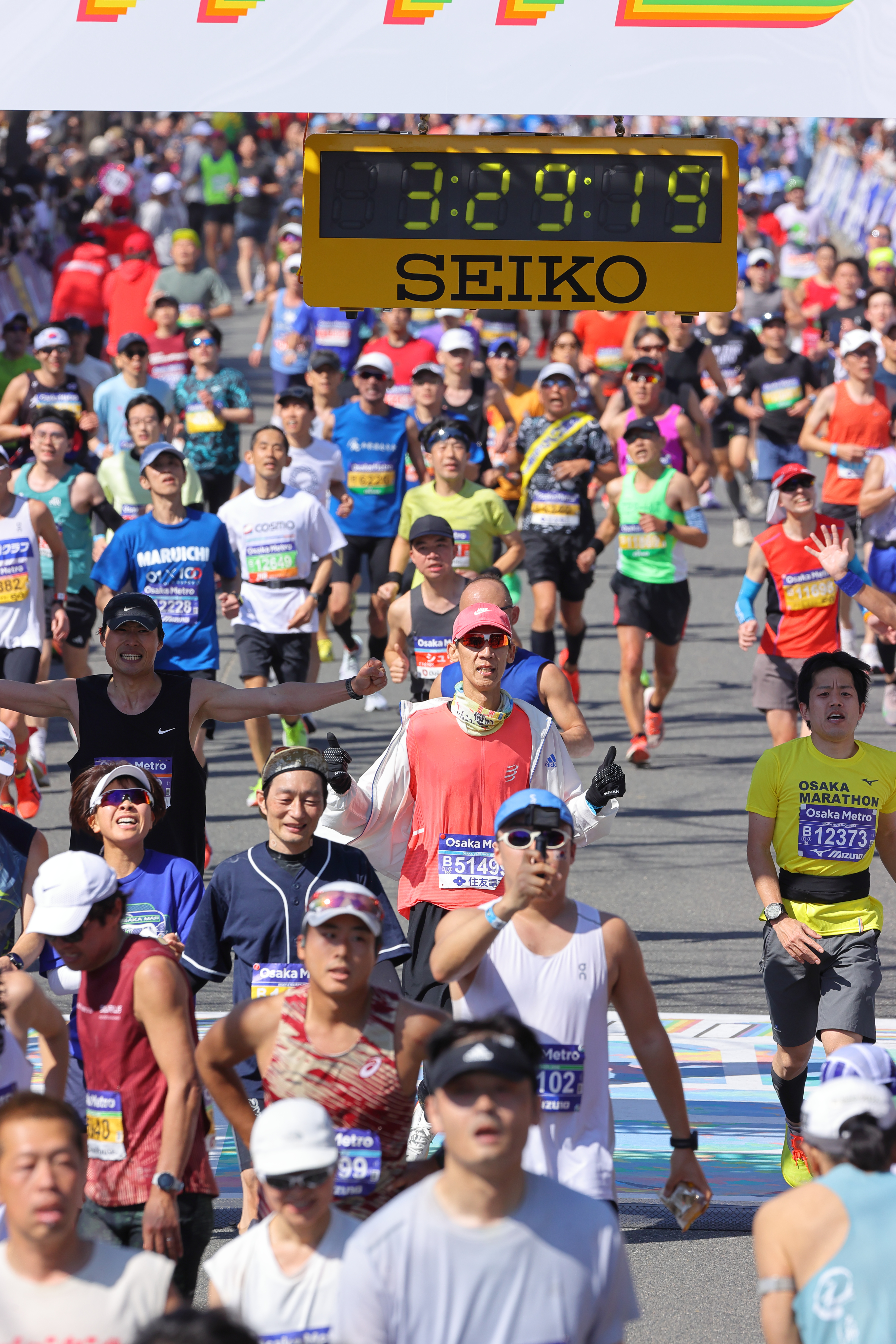 3時間30分切りでゴールするランナーたち