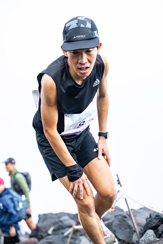 25年富士登山競走を走る宮川さん（6位・2時間56分52秒）