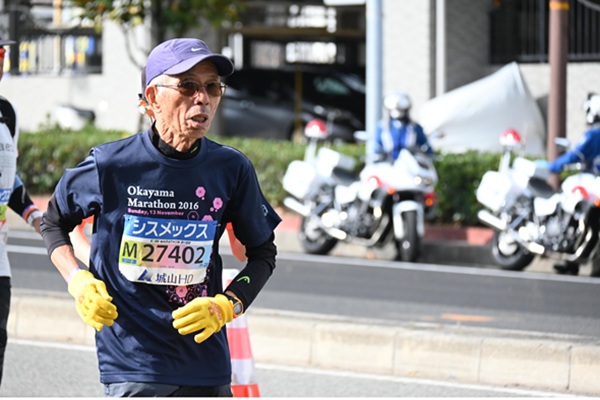 神戸マラソンの完走を続ける89歳 「45年間、10kmジョグを日課にしています」