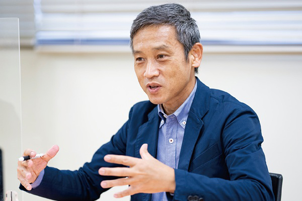 筑波大で取材を行う近藤さん