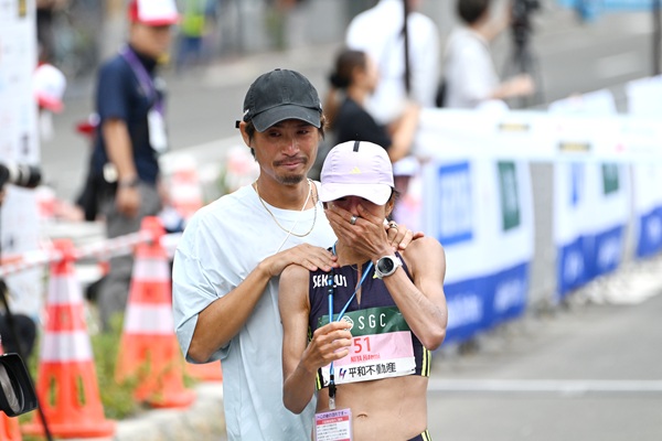 【北海道マラソン優勝】横田真人コーチが振り返る、新谷仁美選手復活までの2年半 「『よくやった』と自然にハグしていた」