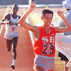 1983年の第37回大会では瀬古利彦選手（手前）がラスト100メートルでイカンガー選手（タンザニア）を抜き、4度目の優勝を飾った。写真／朝日新聞社