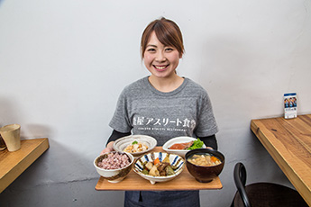 鹿屋アスリート食堂のモットーは「一汁一飯三主菜」。管理栄養士のアドバイスのもと、5品（ご飯＋汁物＋おかず3品）の組み合わせを自由に選べる。（「アスリート食堂定食」税込970円）