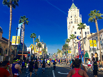 LAマラソンコースのハリウッドの街を走るランナーたち