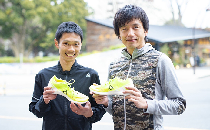 フロートライドランファストプロを愛用している、プロランニングコーチ・宮川浩太さん（左）とプロトライアスリート・戸原開人さん（右）。