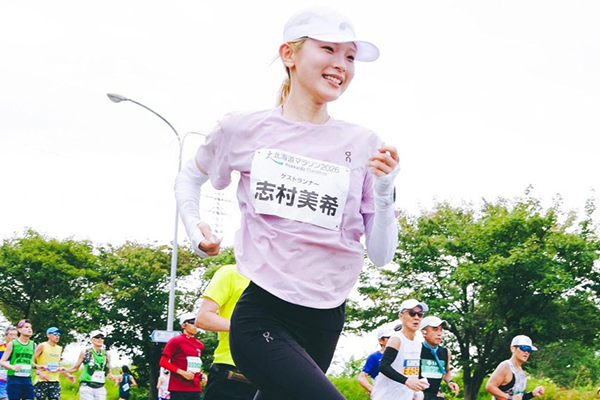 「レース終盤まで進む！」　志村美希さんがOnの最新モデル「Cloudboom Strike 2」で北海道マラソンを快走(PR)