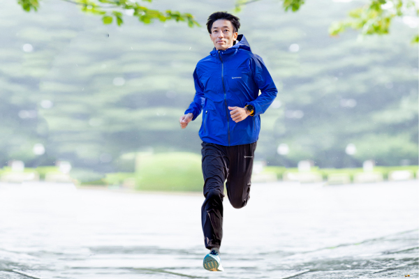 防水なのに柔らかい素材で走りやすい！雨の日や肌寒いときにはこの一枚。