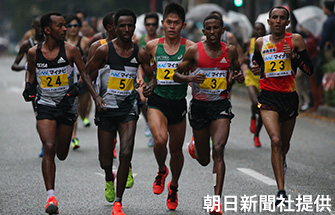 先頭集団で博多駅前を通過する（右２人目から）イエマネ・ツェガエ選手、川内優輝選手