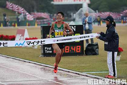 日本人首位の３位でゴールする川 内優輝選手