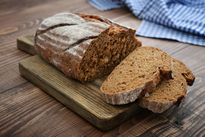 朝食の食パンをライ麦パンに変えるだけでも、糖質とエネルギー代謝に関わるビタミンB1を摂ることができる